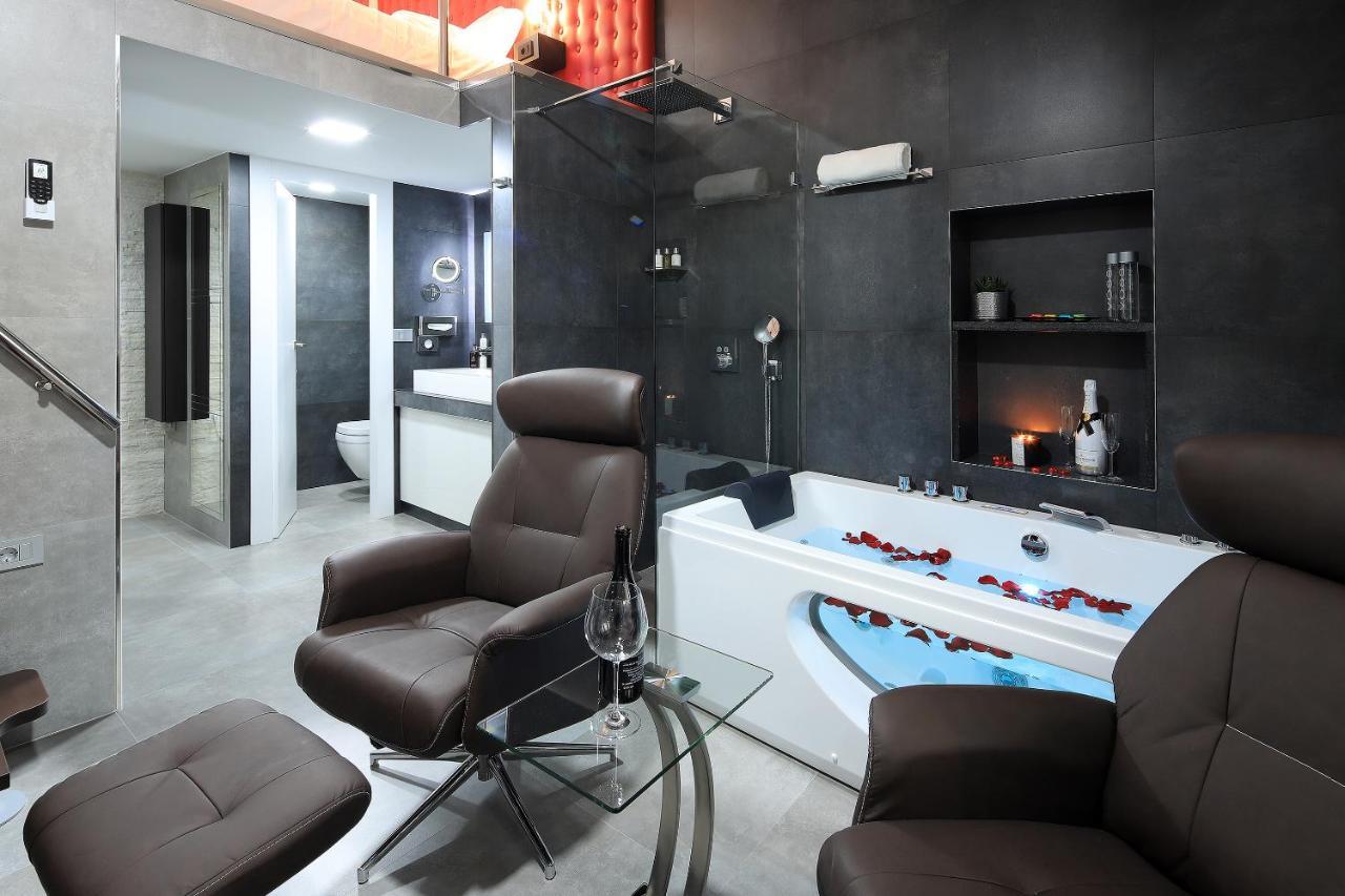 Redrose Apartment *