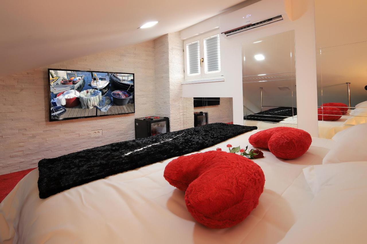 Redrose Apartment